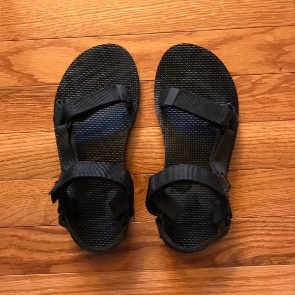 teva black strappy sandals